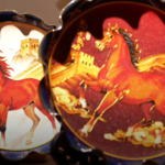 金線と色彩で駆ける—中国本土・山西の七宝「馬アート」、春節目前で制作が加速 video poster