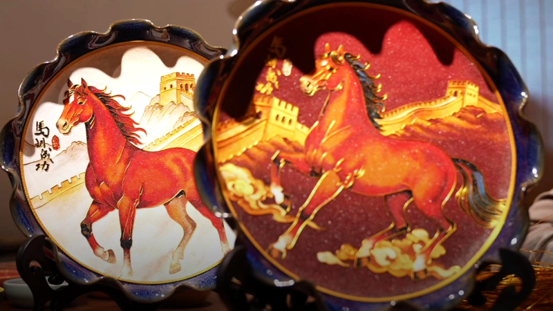 金線と色彩で駆ける—中国本土・山西の七宝「馬アート」、春節目前で制作が加速 video poster