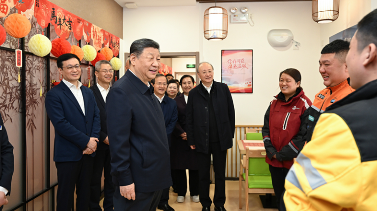 習近平氏、北京視察で配達員をねぎらう　新たな就業形態への支援促す video poster