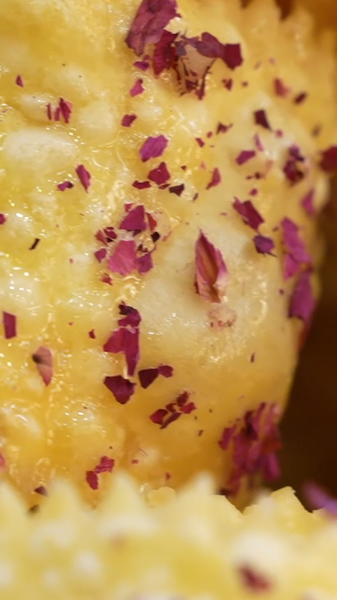 中国本土・新疆の甘い揚げ菓子「サンザ」：人気の“ワイドリーフ”を味わう video poster