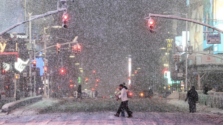NYCに大雪・強風・高潮の恐れ：タイムズスクエアの現在地と影響は video poster