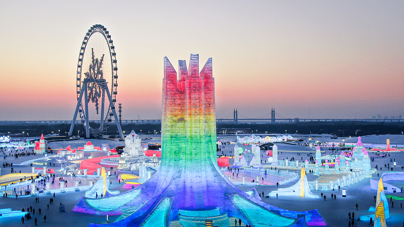 2026年2月の中国本土・ハルビン「氷雪大世界」巨大氷宮殿と光の冬祭り video poster