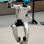 北京のショッピングモールでヒューマノイドロボットがダンス披露、思わず「勝てる？」 video poster