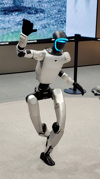北京のショッピングモールでヒューマノイドロボットがダンス披露、思わず「勝てる？」 video poster