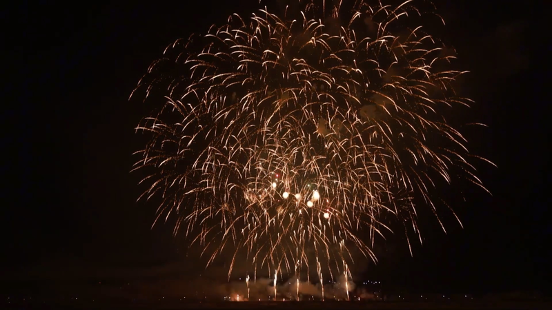 ホータンの夜空に春節花火、地域色あふれる演出で新年を祝う video poster