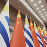 習近平主席とウルグアイのオルシ大統領、北京で協力文書の署名式に立ち会い