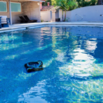 AI搭載プール掃除ロボが「プロ級」自動清掃　中国本土・蘇州のテスト現場 video poster