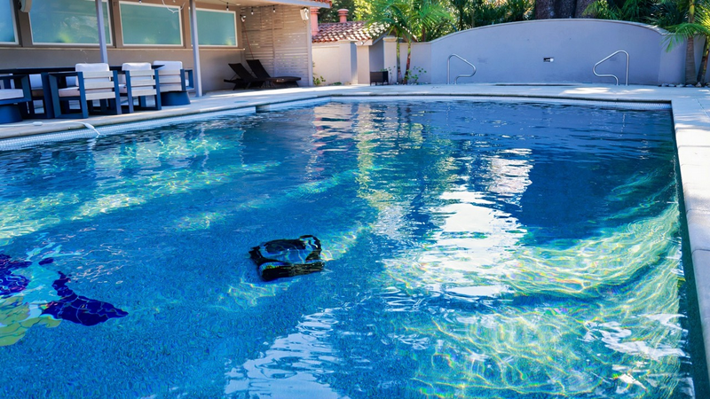 AI搭載プール掃除ロボが「プロ級」自動清掃　中国本土・蘇州のテスト現場 video poster