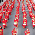 530XUHWGWZZDG8NJHWDS - NewsTomo – 日本語で読む、世界のニュースハブ 春節を前に新疆トムシュクで「社火」熱気あふれる路上パフォーマンス video poster