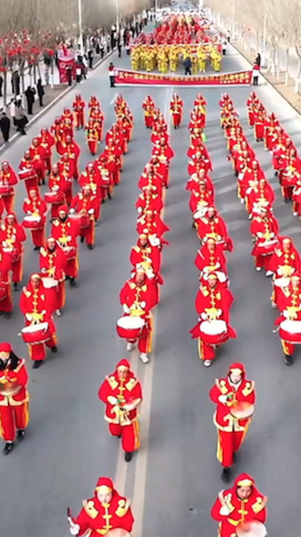 春節を前に新疆トムシュクで「社火」熱気あふれる路上パフォーマンス video poster