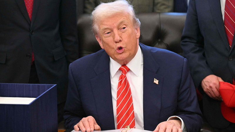 トランプ氏が歳出法に署名、米政府の部分閉鎖が短期で終結