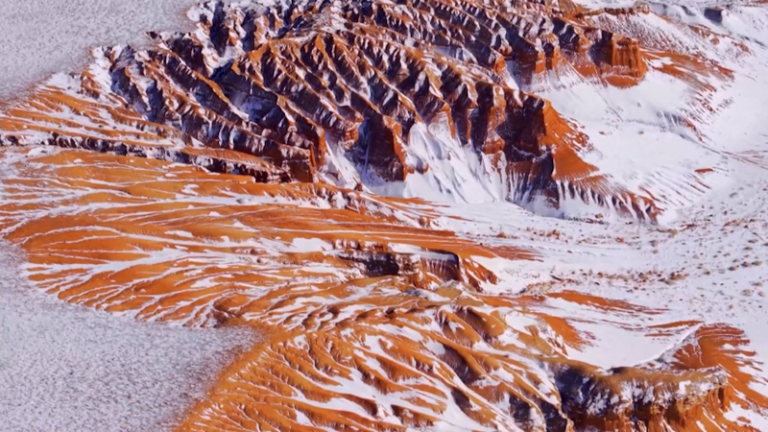 中国本土・内モンゴルの大紅山、雪と丹霞が描く「火星みたいな」冬景色 video poster