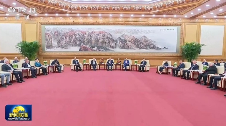 中国の李強首相、春節前に外国人専門家と意見交換　友誼賞受賞者ら招く