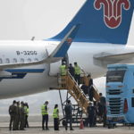 8GF9ZLGCL5SU1OC9I7BZ - NewsTomo – 日本語で読む、世界のニュースハブ ミャンマー・ミャワディ通信詐欺拠点、容疑者を中国へ送還 建物630棟超を撤去