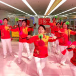 北京オリンピック博物館で「花棍」披露　3本の棒が描くシニアの妙技 video poster