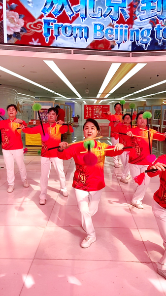 北京オリンピック博物館で「花棍」披露　3本の棒が描くシニアの妙技 video poster