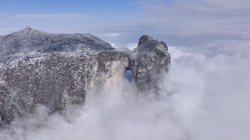 張家界・天門山が氷の絶景に　雨と雪のあと“冬のワンダーランド” video poster
