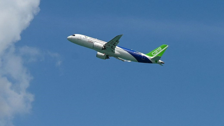 シンガポール航空ショーでC919が飛行披露、ボーイング・エアバスに挑むCOMAC