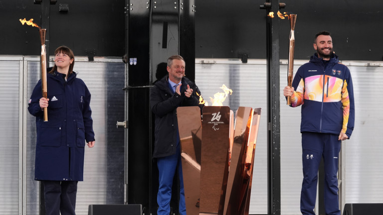 ミラノ・コルティナ2026冬季パラ、聖火を英ストーク・マンデビルで点火