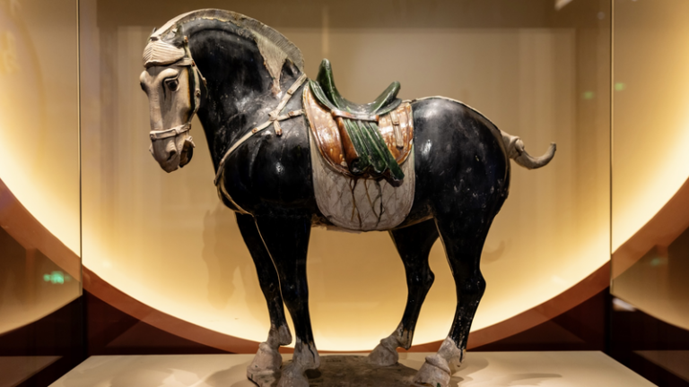 春節目前、中国国家博物館で馬テーマ展「Galloping Forward」開幕 video poster