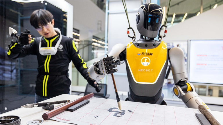 ロボットを教える仕事「ロボットトレーナー」急増：汎用AI時代の新職種