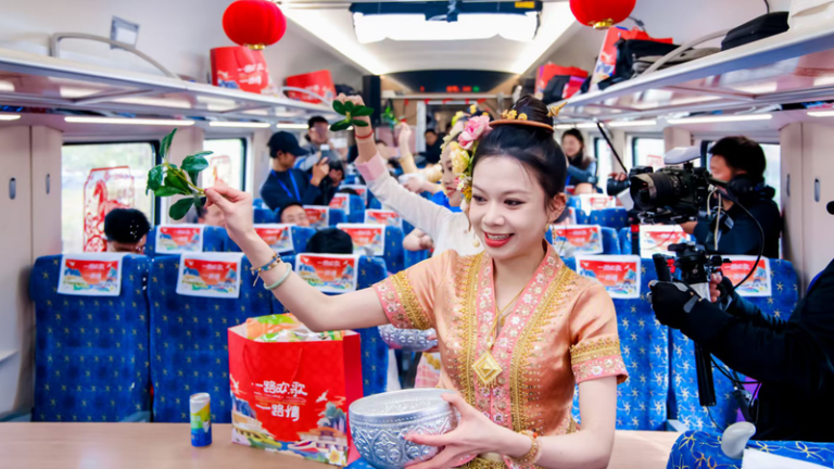 春節前に車内が“動く祭り” 中国・ラオス鉄道で文化イベント video poster
