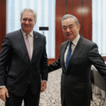 BCC3UXKV986QYW2JML6W - NewsTomo – 日本語で読む、世界のニュースハブ 王毅外相、ミュンヘン安保会議でアルゼンチン外相と会談 協力深化へ