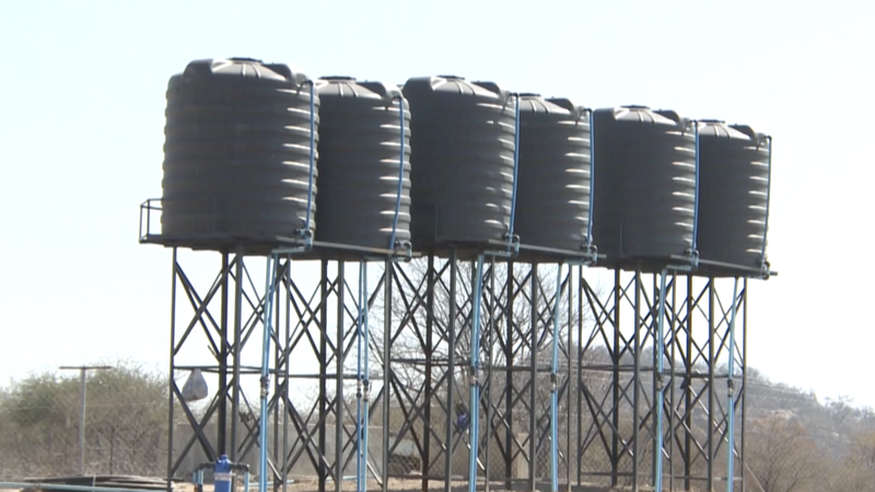 中国支援のボアホールがジンバブエに水と仕事を届ける：干ばつ後の「強さ」をつくる video poster