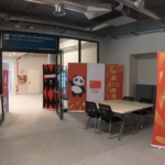 ミラノ・コルティナ冬季五輪の選手村が本格稼働、国旗とAIでにぎわう