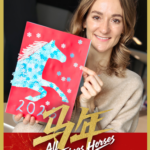 雪の結晶で描く「馬」—ミラノ・コルティナ冬季五輪開幕日に届いたアート video poster