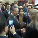 中国外務省の新年レセプション、各国使節が2026年の展望を共有 video poster