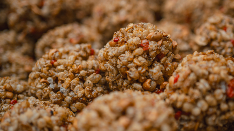 中国本土・貴州で受け継がれる春節の味：プイ族の黒糖ライスパフ「ミーファ」