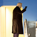 トランプ氏SNSの「オバマ夫妻を類人猿化」AI動画、批判受け削除へ