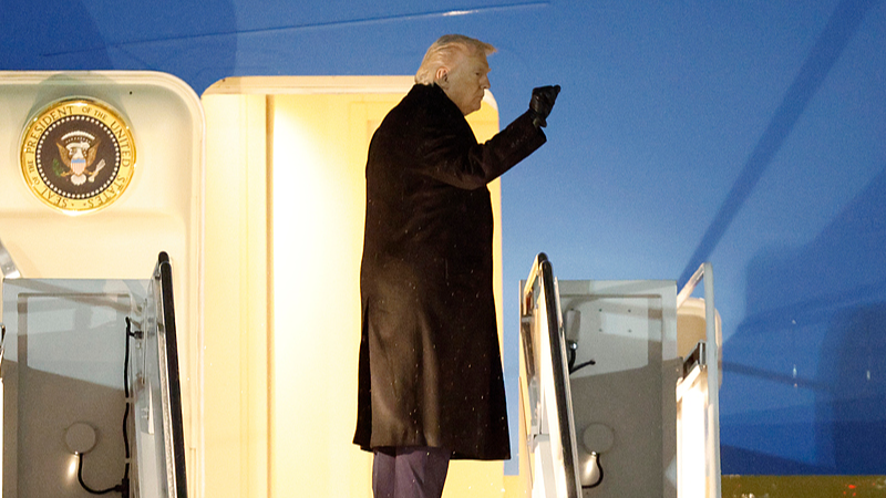 トランプ氏SNSの「オバマ夫妻を類人猿化」AI動画、批判受け削除へ