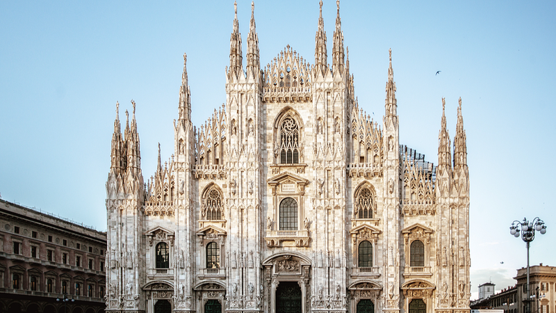 ミラノ・ドゥオーモ広場、歴史の荘厳さと「冬季五輪」熱が重なる2026年2月 video poster