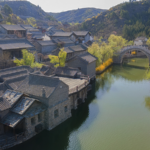 北京・古北水鎮で春節を体感　司馬台長城ふもとの「馬年」灯り景色 video poster