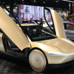テスラ「Cybercab」初号車がラインオフ、4月量産へ：ハンドルなしのロボタクシーは実現するか