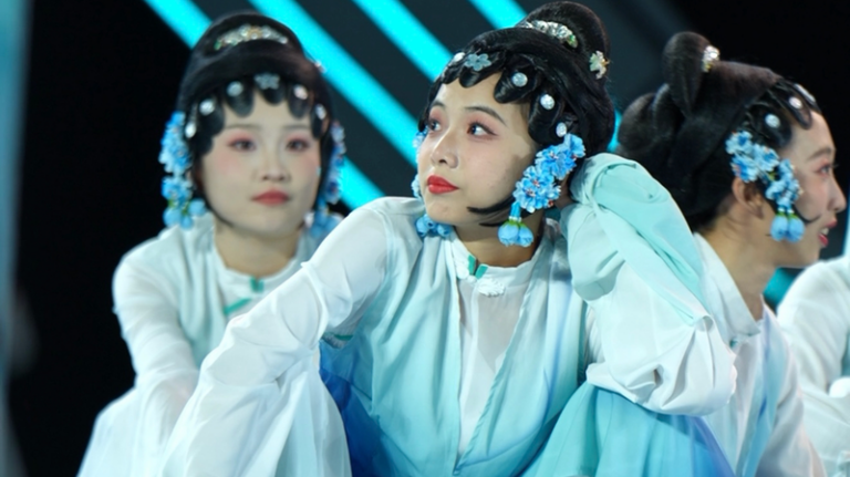 2026年春節「中国オペラ・ガラ」舞台裏シリーズ、開幕前のリアルに密着 video poster
