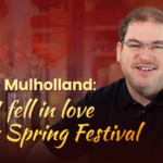 G26QFAF4EVBVSEVKK1VC - NewsTomo – 日本語で読む、世界のニュースハブ カナダ人ジェイミーさんが語る「春節に恋した理由」文化を越える魅力 video poster