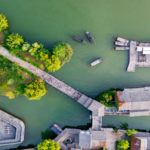 春節の北京郊外で光る古北水鎮　司馬台長城の“夜”が彩る馬年 video poster