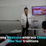 メキシコの教室で春節ムード拡大、若者が中国の旧正月文化を体験 video poster