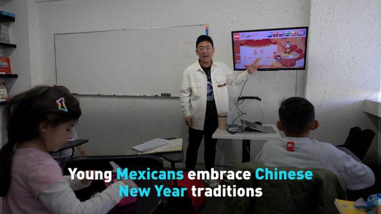 メキシコの教室で春節ムード拡大、若者が中国の旧正月文化を体験 video poster