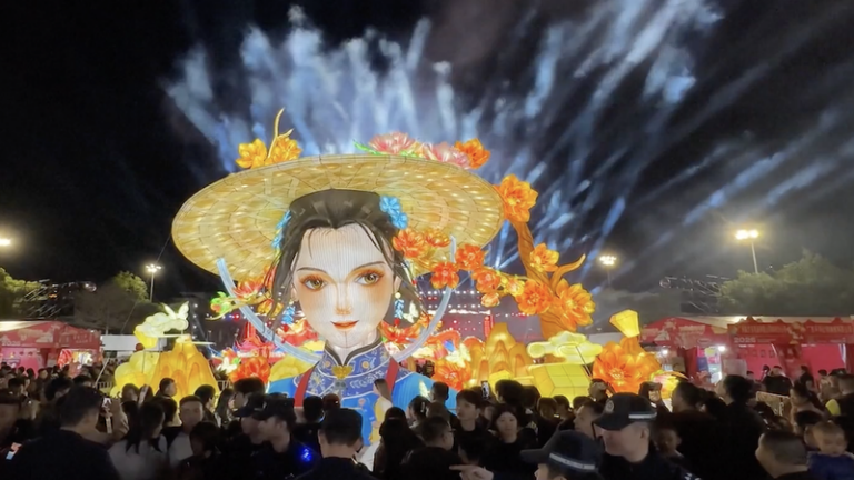 春節目前、中国本土の街角で民俗芸能が熱気—伝統公演が広場と劇場を満たす video poster