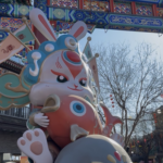 北京・前門大街、春節元日に伝統芸能と屋台でにぎわう歴史街区 video poster