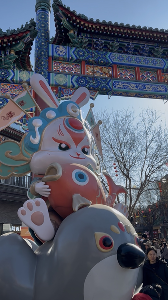 北京・前門大街、春節元日に伝統芸能と屋台でにぎわう歴史街区 video poster