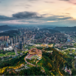 JDQDK1DQVLEPZQFCXU1U - NewsTomo – 日本語で読む、世界のニュースハブ 四川・宜賓の「三江の眼」—長江合流点を見渡す都市ランドマークが話題 video poster