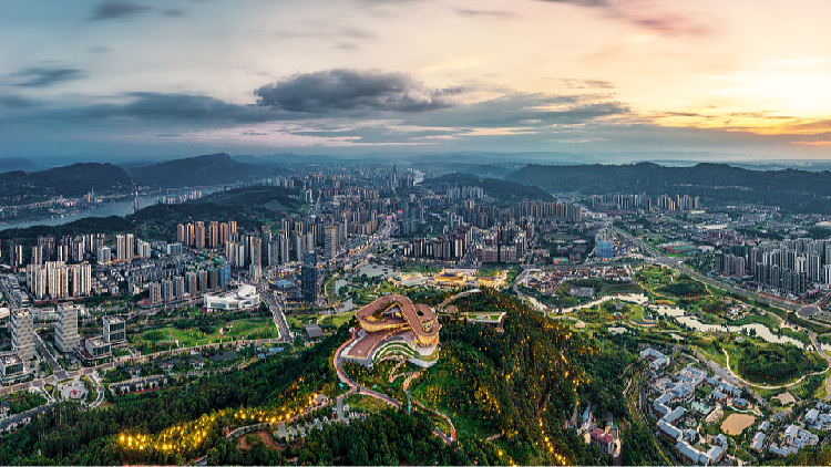 四川・宜賓の「三江の眼」—長江合流点を見渡す都市ランドマークが話題 video poster