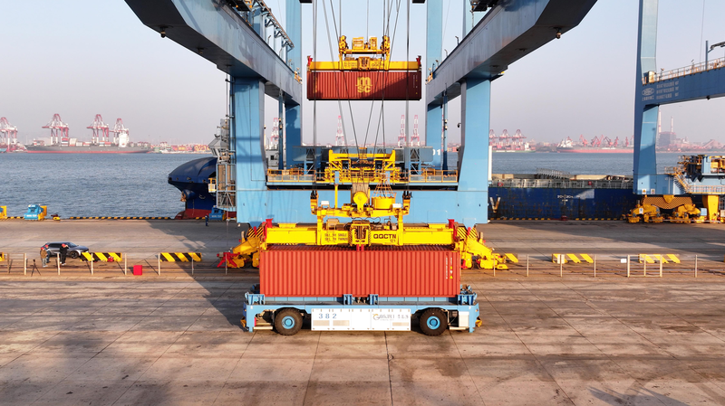 中国本土で無人コンテナ船「智飛」全工程を自動化　航行・接岸・荷役まで