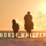 K7GHOG1AS2IOFAHQQ0LX - NewsTomo – 日本語で読む、世界のニュースハブ 内モンゴルの調教師マンライと31歳の黄馬――草原の「魂」をつなぐ物語