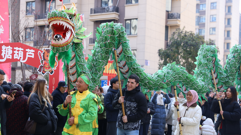 春節が“体験”になる：ビザ免除とSNSで中国本土へ向かう外国人旅行者 video poster